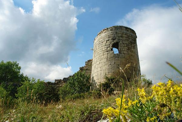 Средневековая крепость Сюрень
